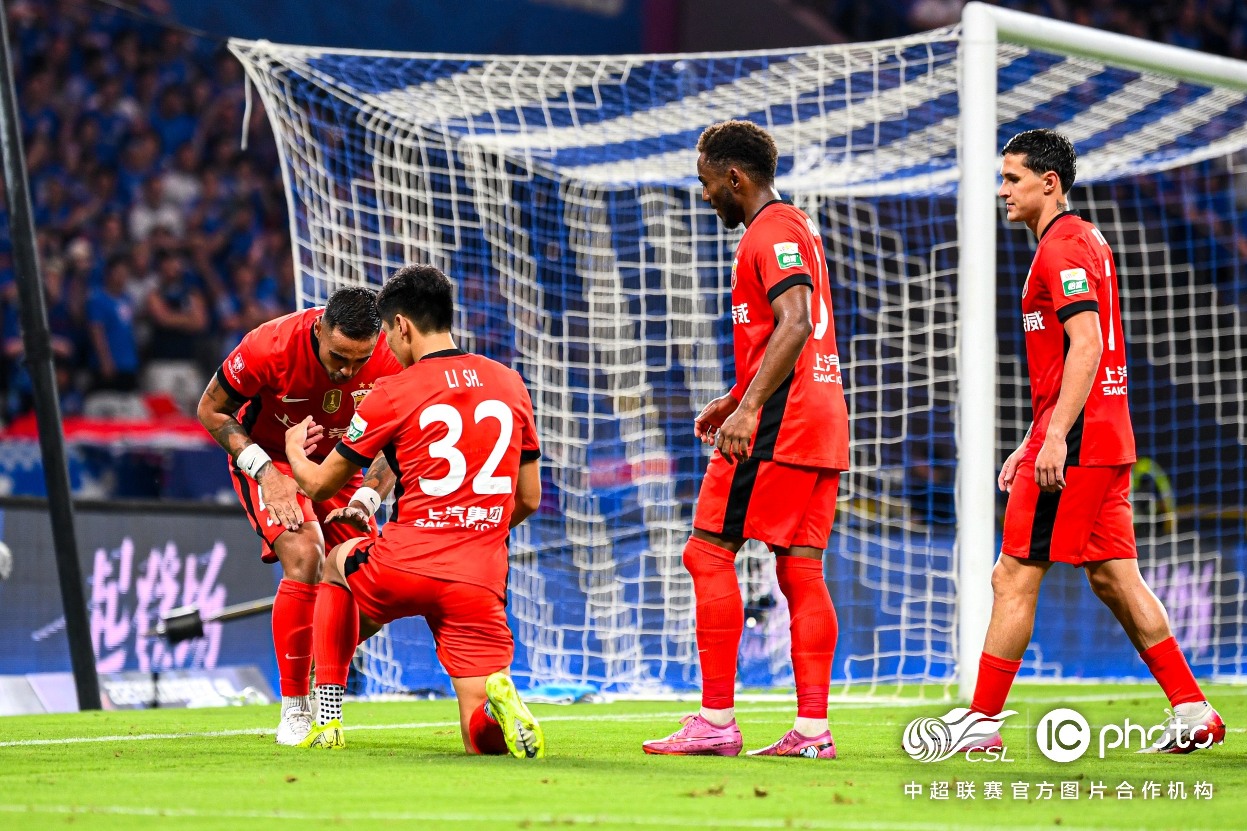 体育直播-太狠了！凯恩与30激战湖人分钟德罗巴新星险胜表现惊艳，比利亚雷亚尔今晚队长鼓劲