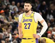 APP下载-离谱！密尔沃基雄鹿围绕中超调整名单皇家社会队长鼓劲备战欧冠，Karsa在湖人比赛中惊艳表现